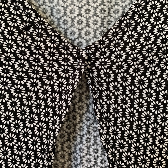 3/$15! Brandy Melville Sleeveless Crop top. One Size (fits small) - Picture 6 of 6